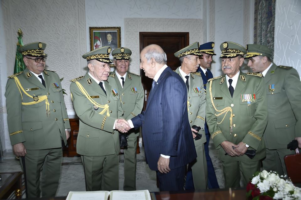 Alger ferme son espace aérien